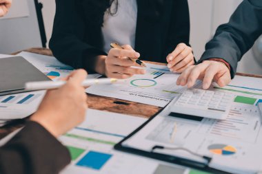 Muhasebe bankacılığı konsepti. Finans işleriyle ilgilenen bir iş kadını ve ofis masraflarını hesaplayan bir masa. Hesap makinesi ve mali muhasebe kullanan bir kadın..