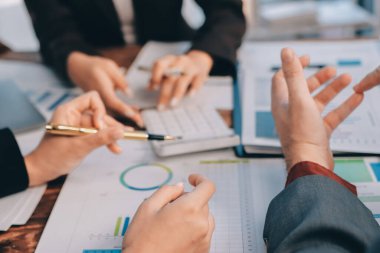 Muhasebe bankacılığı konsepti. Finans işleriyle ilgilenen bir iş kadını ve ofis masraflarını hesaplayan bir masa. Hesap makinesi ve mali muhasebe kullanan bir kadın..