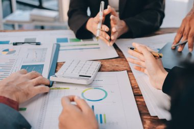 Muhasebe bankacılığı konsepti. Finans işleriyle ilgilenen bir iş kadını ve ofis masraflarını hesaplayan bir masa. Hesap makinesi ve mali muhasebe kullanan bir kadın..