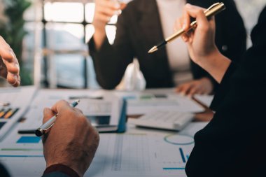 Muhasebe bankacılığı konsepti. Finans işleriyle ilgilenen bir iş kadını ve ofis masraflarını hesaplayan bir masa. Hesap makinesi ve mali muhasebe kullanan bir kadın..