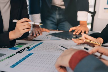 Muhasebe bankacılığı konsepti. Finans işleriyle ilgilenen bir iş kadını ve ofis masraflarını hesaplayan bir masa. Hesap makinesi ve mali muhasebe kullanan bir kadın..