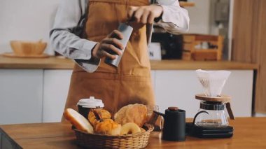 Kahveci kafede kahve yapıyor.