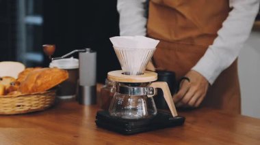 Kafede kahve yapan barista.