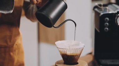 Kahve odasında kahve hazırlayan barista.