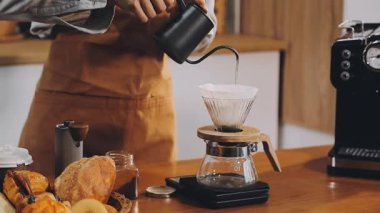 Kahve odasında kahve hazırlayan barista.