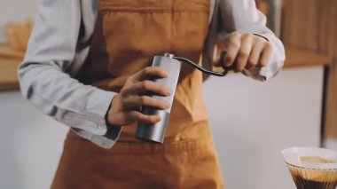 Kahve dükkanına kahve dolduran barmen.