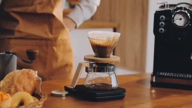 Kahve makinesine kahve dolduran baristanın yakın çekimi.