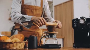 Kahve makinesiyle kahve makinesinde kahve yapan barista.