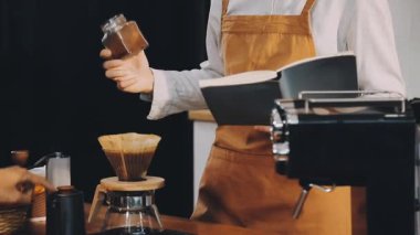 Kafede kahve yapan barista.