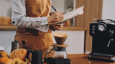 Barista 'nın işyerindeki kahvecide kahve yaparken çekilmiş bir fotoğrafı.