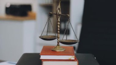 Adalet terazileri, hukuk ve hukuk kavramı