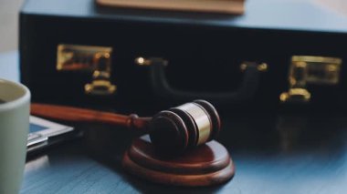 Tokmak, Yargıç tokmak ve kitap masaya..