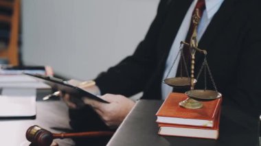 Ofiste çalışan bir avukat. Avukat ya da avukat kavramı