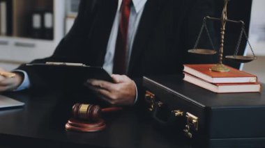 Ofiste çalışan avukat avukat. Hukuk ve avukatlık hizmetleri, hukuki belgeler ve adalet. Hukuki danışmanlık, hukuk ve adalet kavramı.