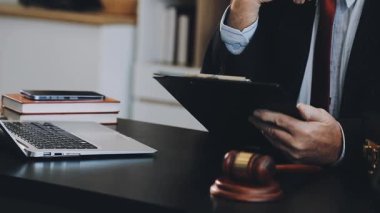 Avukatı, avukatı, avukatı, hukuki tavsiyesi, hukuki adaleti ve yasal belgeleri olan bir davada.