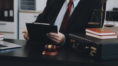 Ofisteki belgelerle çalışan işadamı