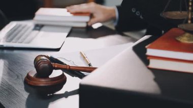 Avukat ya da hukuk bürosu, avukat ya da avukat hukuk bürosunda çalışıyor, adalet firması hukuk hizmetleri, hukuk hizmetleri ve avukat kavramı.