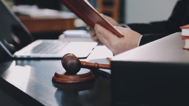 Mahkeme salonunda çalışan erkek yargıç.