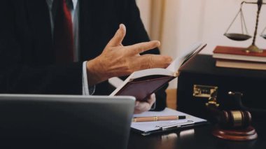 Avukat, avukat ya da mahkeme salonunda tokmağı olan avukat, hukuk ve adalet hukuku. Hukuk firması ve hukuk kitabı kavramı