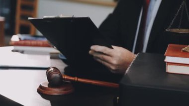 Yargıç Tokmak ve hukuk mahkeme salonundaki ahşap masada. Hukuk ve adalet kavramı. Ofiste çalışan avukat..