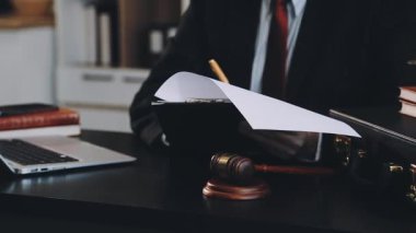 Bilgisayarlı avukat ya da yargıç tokmağı ofiste.