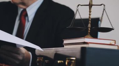 Ofiste çalışan işadamı avukatı, hukuk bürosu, adalet kavramı.