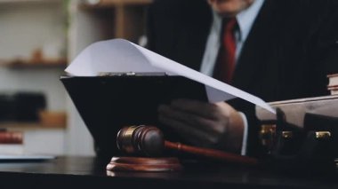 Ofiste çalışan avukat