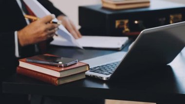 Ofisteki bilgisayarlı iş adamı.