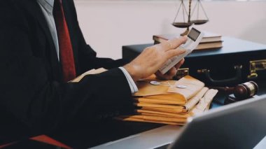 Takım elbiseli adam dizüstü bilgisayarla çalışıyor.