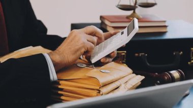 Yargıç Tokmak ve avukat laptopta çalışıyor. Adalet ve avukat kavramı.