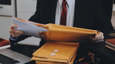 Takım elbiseli işadamı ofiste dizüstü bilgisayarla çalışıyor, iş konsepti