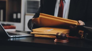 işadamı ofis dizüstü bilgisayar ile çalışma