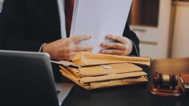 Hukuk, hukuk, hukuk ve hukuk kavramında dizüstü bilgisayar ve belge üzerinde çalışan avukat