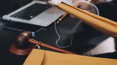 Masada dizüstü bilgisayarlı tokmak ve belgeler