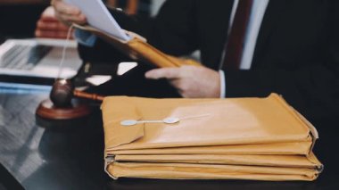 Bir iş adamı dizüstü bilgisayarla çalışıyor ve cüzdanını cüzdanla tutuyor.