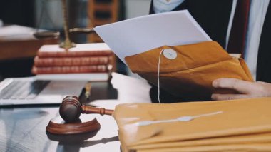 Belge ve belgelerle görevdeki işadamı