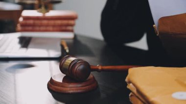 Tahta zemin üzerinde tokmak, hukuk kavramı