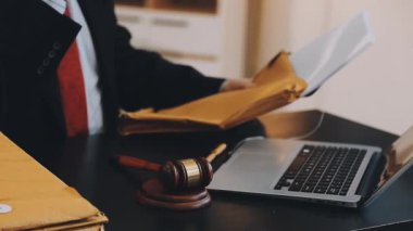 Takım elbiseli işadamının elinde klasör ve belgeler var