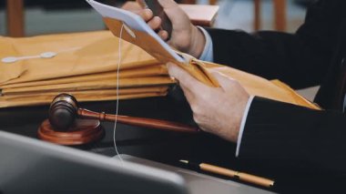 işadamı belgeleri ve dizüstü bilgisayar ile