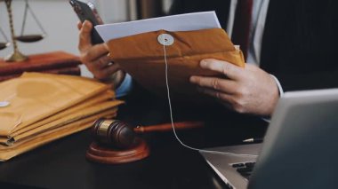 Avukat büro masasında çalışıyor..