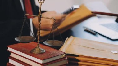 Hukuk kavramı, Yargıç Tokmak ve kitaplar.