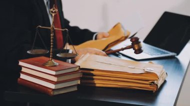 Hakim tokmak, kitaplar, adalet ve hukuk bürosu.