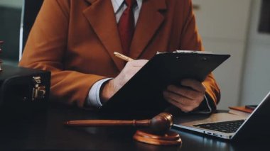 Mahkeme salonunda bir avukat. Avukat. Hukuk ve adalet kavramı