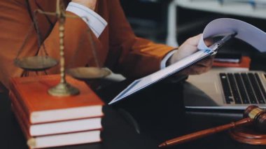 Ofiste çalışan avukat, hukuk ve adalet konsepti, mahkeme salonu, mahkemede çalışan avukat.