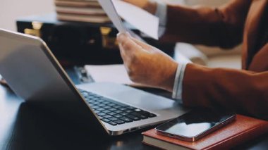 Dizüstü bilgisayarda çalışan iş adamı