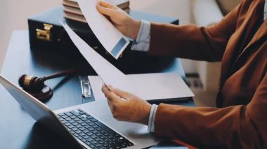 Ofiste çalışan iş adamı