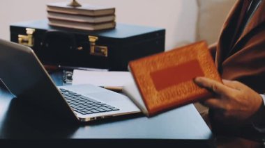 Dizüstü bilgisayarla çalışan adam