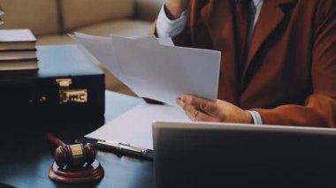 Avukat, avukat ya da avukat ofiste çalışıyor..
