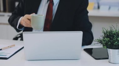 İşadamı dizüstü bilgisayarla çalışıyor