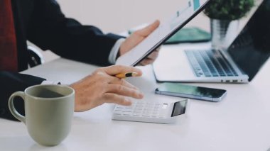 bir dizüstü bilgisayarda çalışan iş kadın